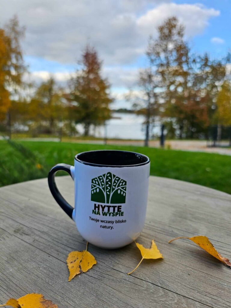 Poranna kawa na tarasie, śpiew ptaków i cisza wokół. Tutaj można naprawdę zwolnić i nacieszyć się chwilą. Hytte Na Wyspie to miejsce, gdzie natura i spokój spotykają się przy jednym stoliku. ☕🌿💙