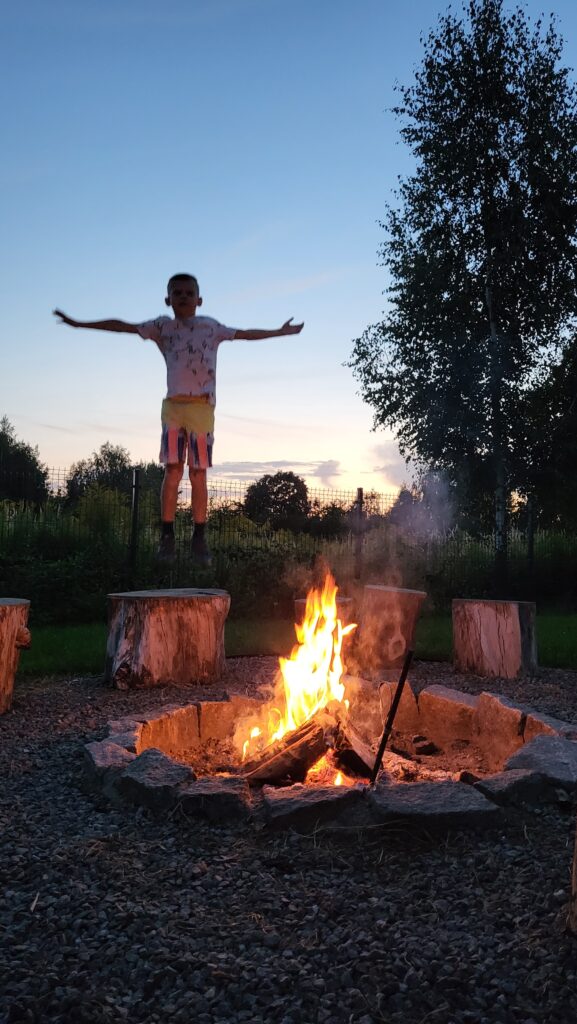 Wieczór przy ognisku – slow life w Hytte
