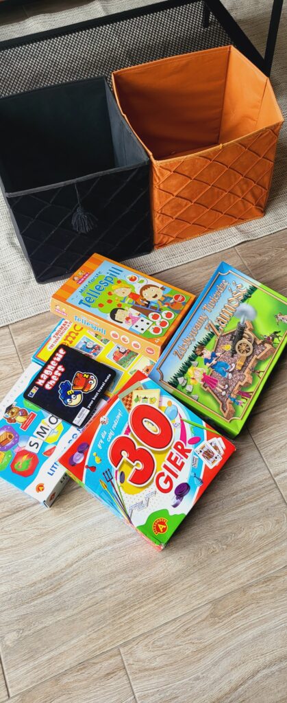 Gry planszowe w Hytte na Wyspie – idealny sposób na wspólny czas bez ekranów! Wybierzcie ulubioną grę, usiądźcie wygodnie i cieszcie się rodzinną rozrywką w otoczeniu natury nad Zalewem Nielisz. Weekend offline, który łączy!