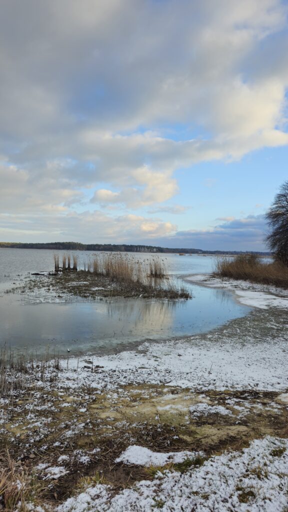 isza i spokój nad zalewem Nielisz, gdzie można usłyszeć śpiew ptaków, podziwiając spokojne wody i otaczającą przyrodę.