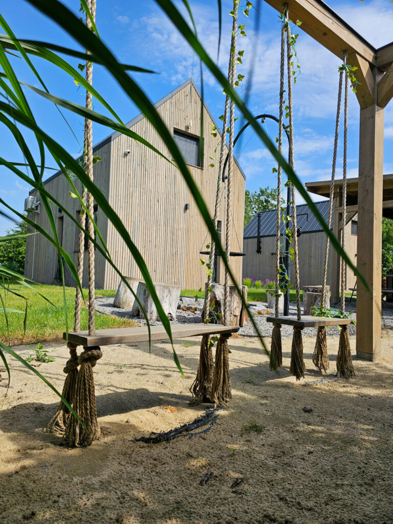 Hytte na Wyspie to dwa komfortowe domki położone nad wodą, idealne dla osób szukających spokoju i relaksu blisko natury.