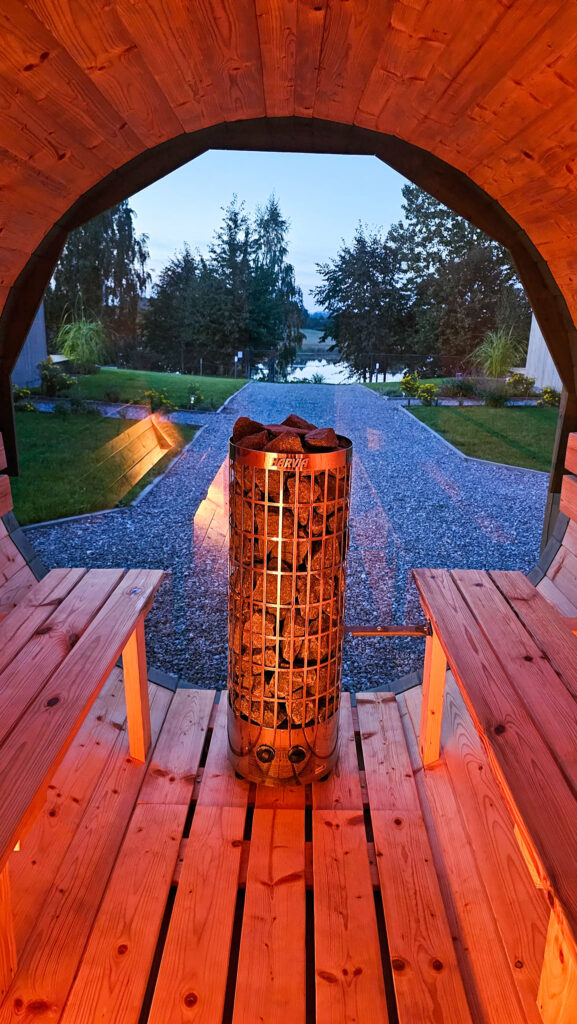 Drewniana sauna dla gości – idealna na odprężenie i regenerację.