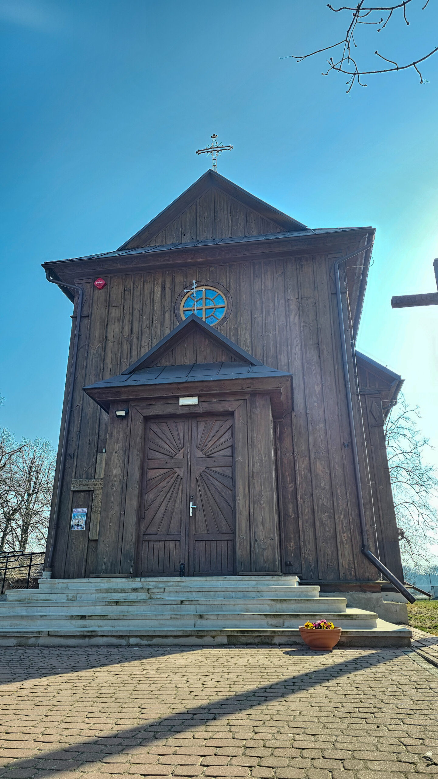 Drewniany kościół w Nieliszu z 1859 roku. Barokowy ołtarz, dzwonnica i wyjątkowy klimat.