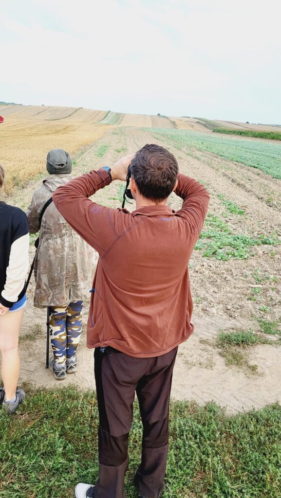 Uczestnicy wyprawy przy lornetkach – birdwatching Roztocze, sierpniowy poranek z Hytta na Wyspie