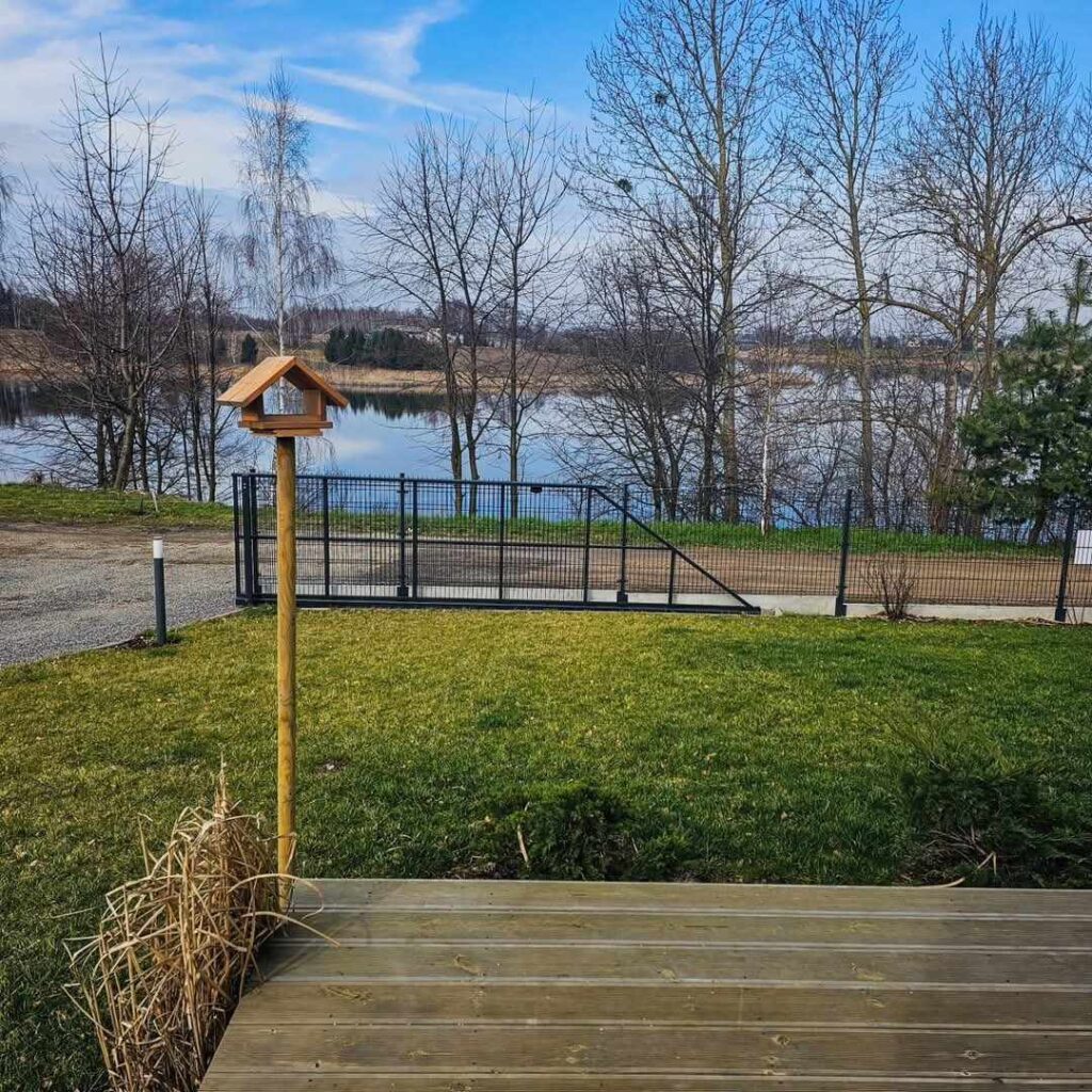 Tarasy w Hytte na Wyspie wychodzą bezpośrednio na Zalew Nielisz – widok, który zachwyca o każdej porze dnia