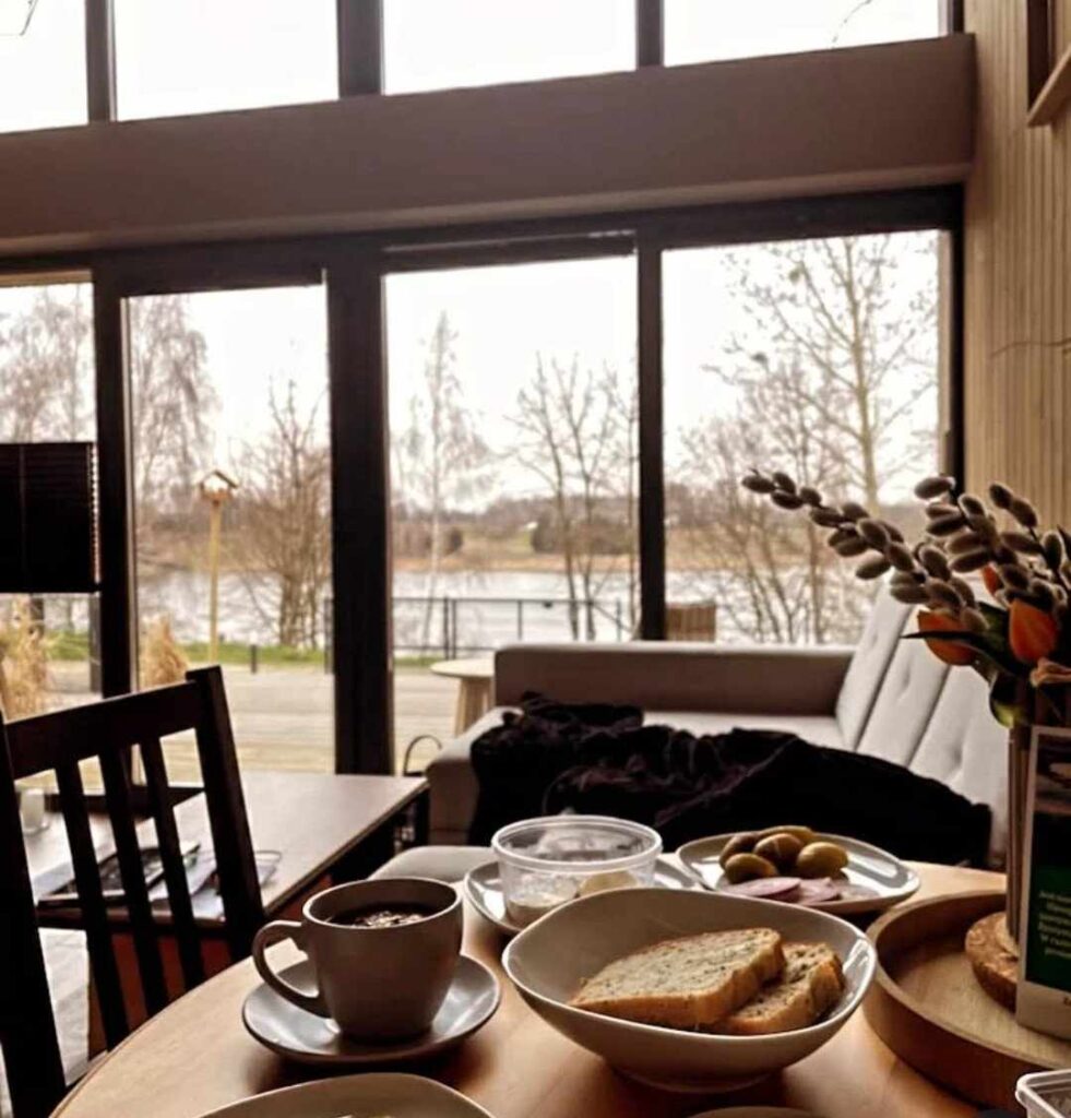 Kosz śniadaniowy od lokalnej gospodyni – domowe przetwory, pieczywo i świeże warzywa w Hytte na Wyspie