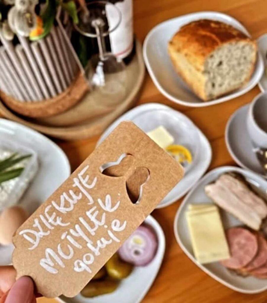 Kosze śniadaniowe dostarczane prosto do domku – lokalne smaki na dobry początek dnia