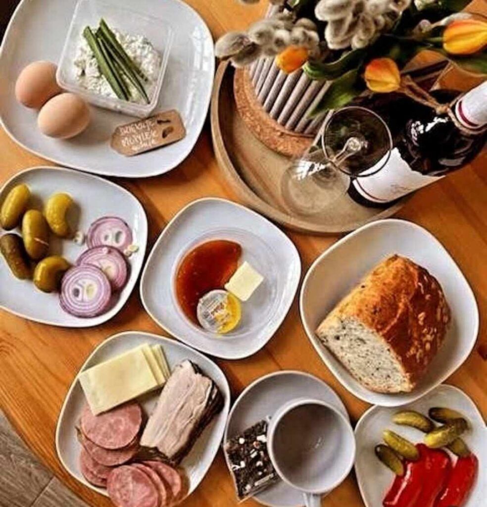 Kosz śniadaniowy z lokalnych produktów