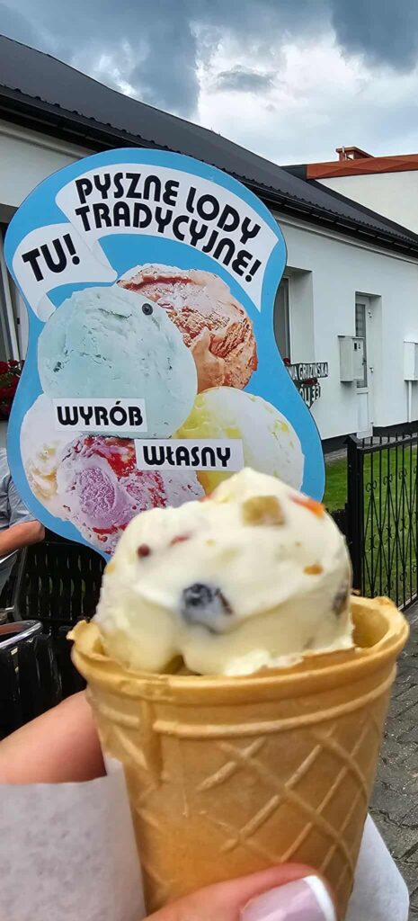 Pyszne, kremowe lody z Krasnobrodu – obowiązkowy punkt każdej letniej wycieczki.