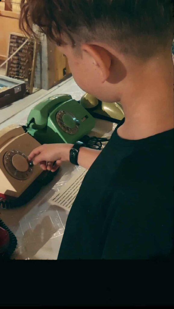  Kolekcja zabytkowych telefonów, maszyn do pisania i odbiorników radiowych