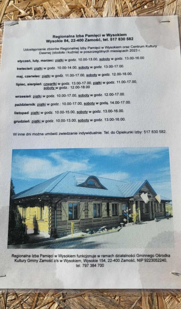 Można spróbować ubijania masła w maselnicy, zobaczyć jak powstają podpłomyki czy nauczyć się dawnych sposobów prania.