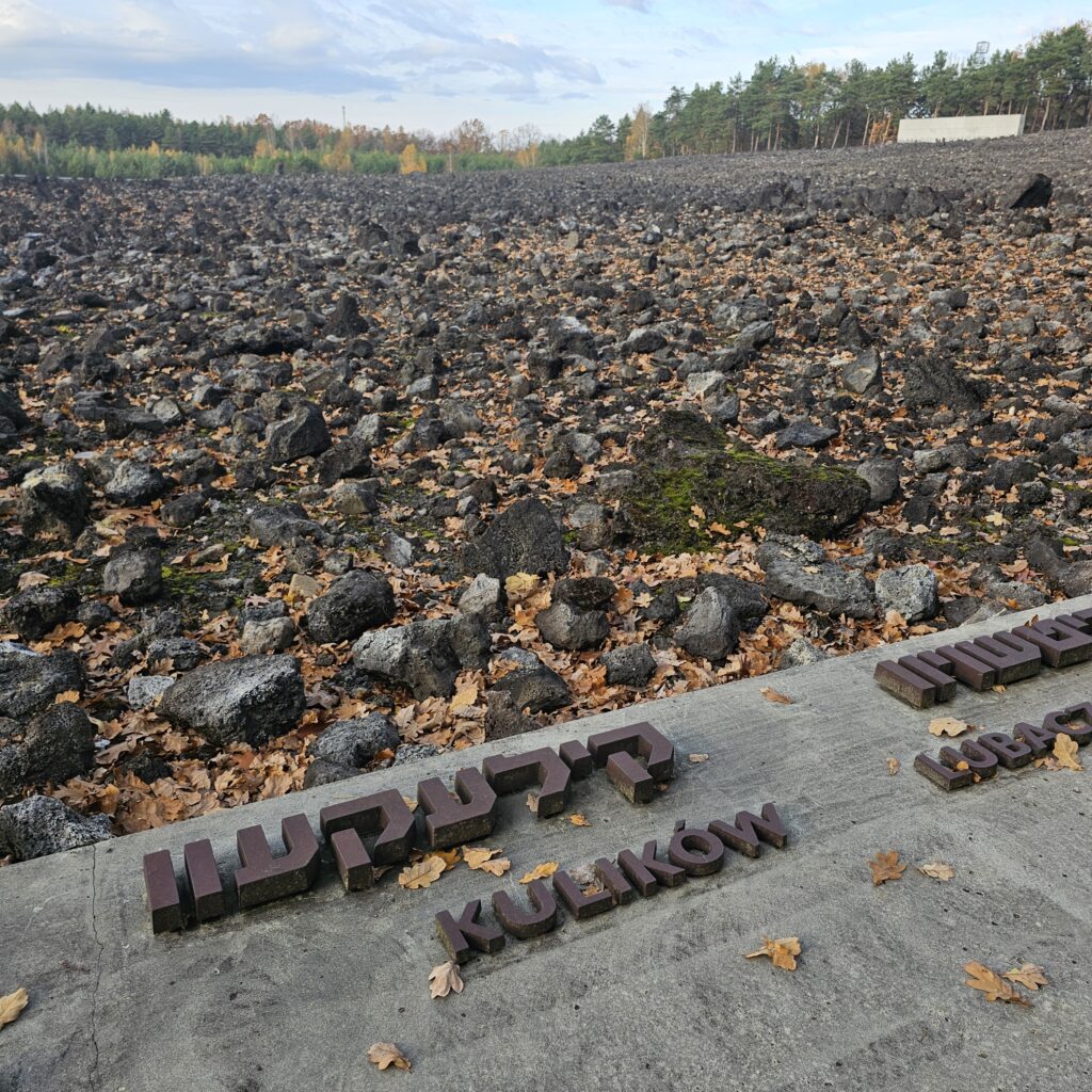 Aleja pamięci na terenie dawnego obozu w Bełżcu