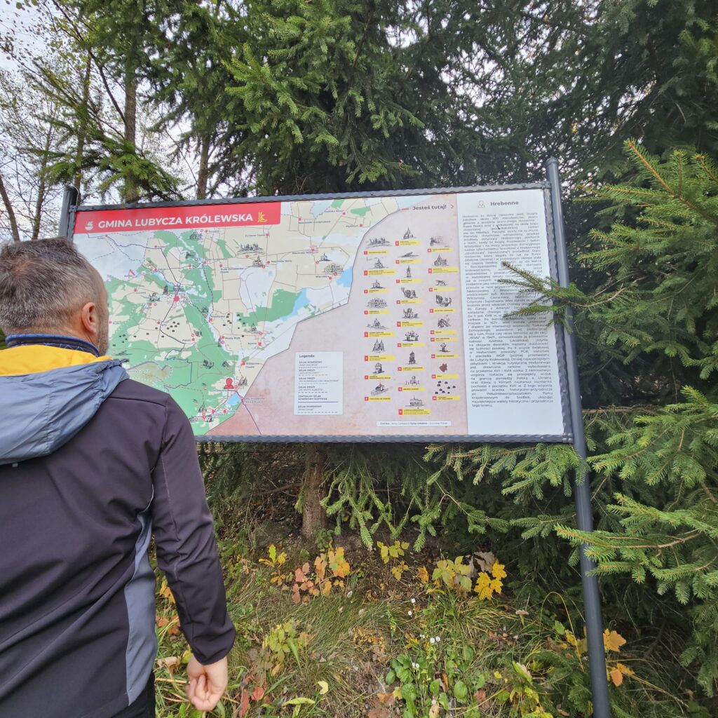 Drewniana cerkiew św. Mikołaja w Hrebennem na skraju lasu.