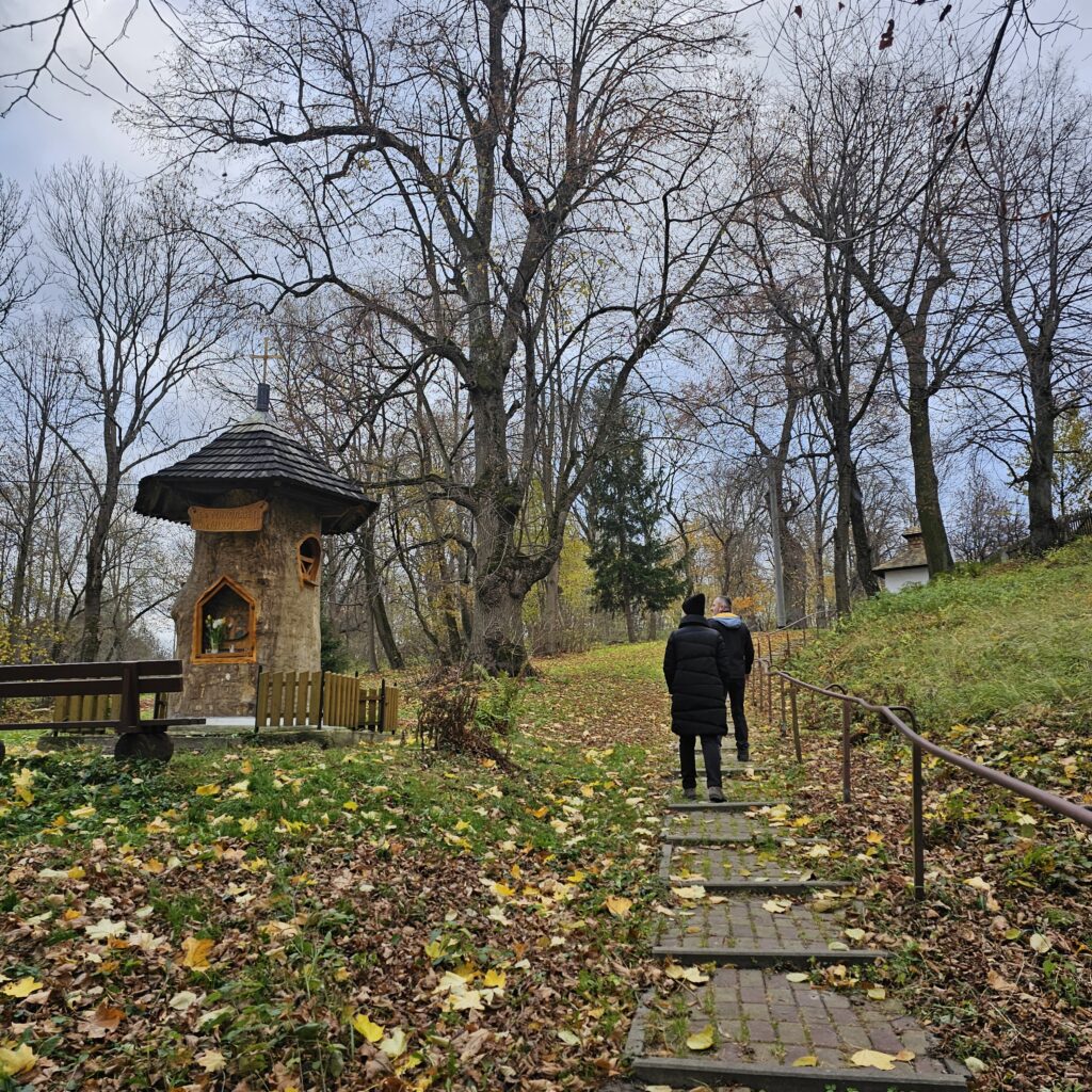 Zabytkowa cerkiew greckokatolicka w Hrebennem jesienią.
