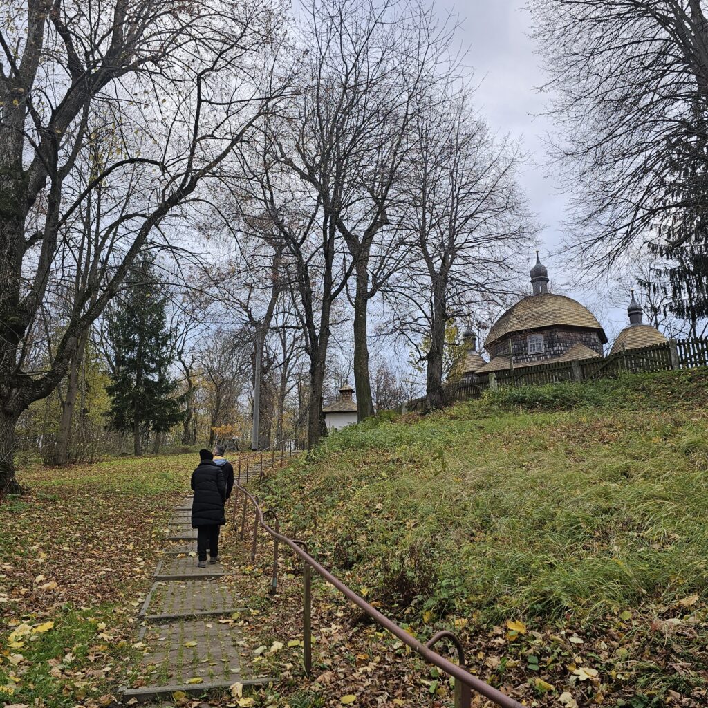 Cerkiew św. Mikołaja w Hrebennem w otoczeniu drzew.