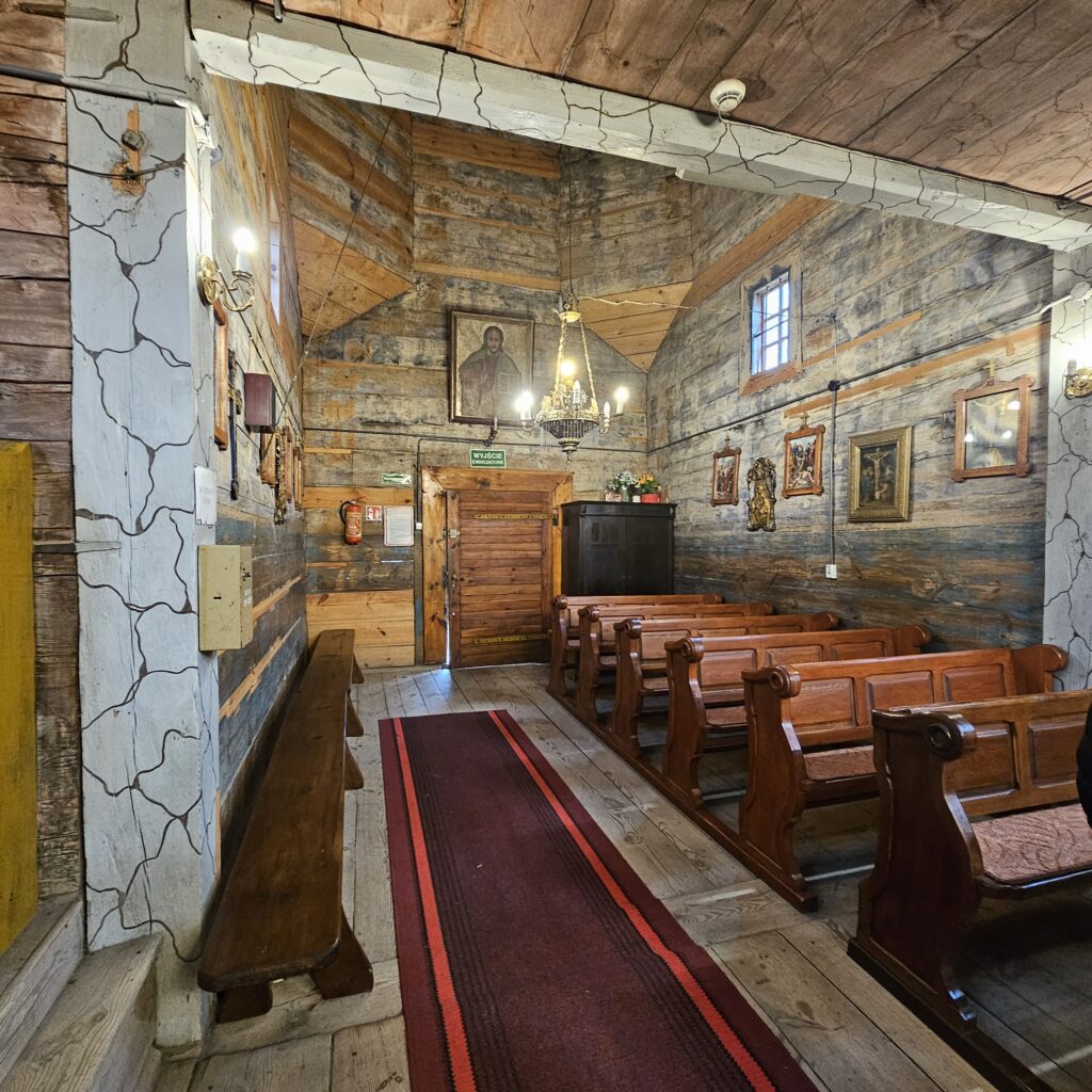 Historyczna cerkiew w Hrebennem na tle roztoczańskiego krajobrazu.
