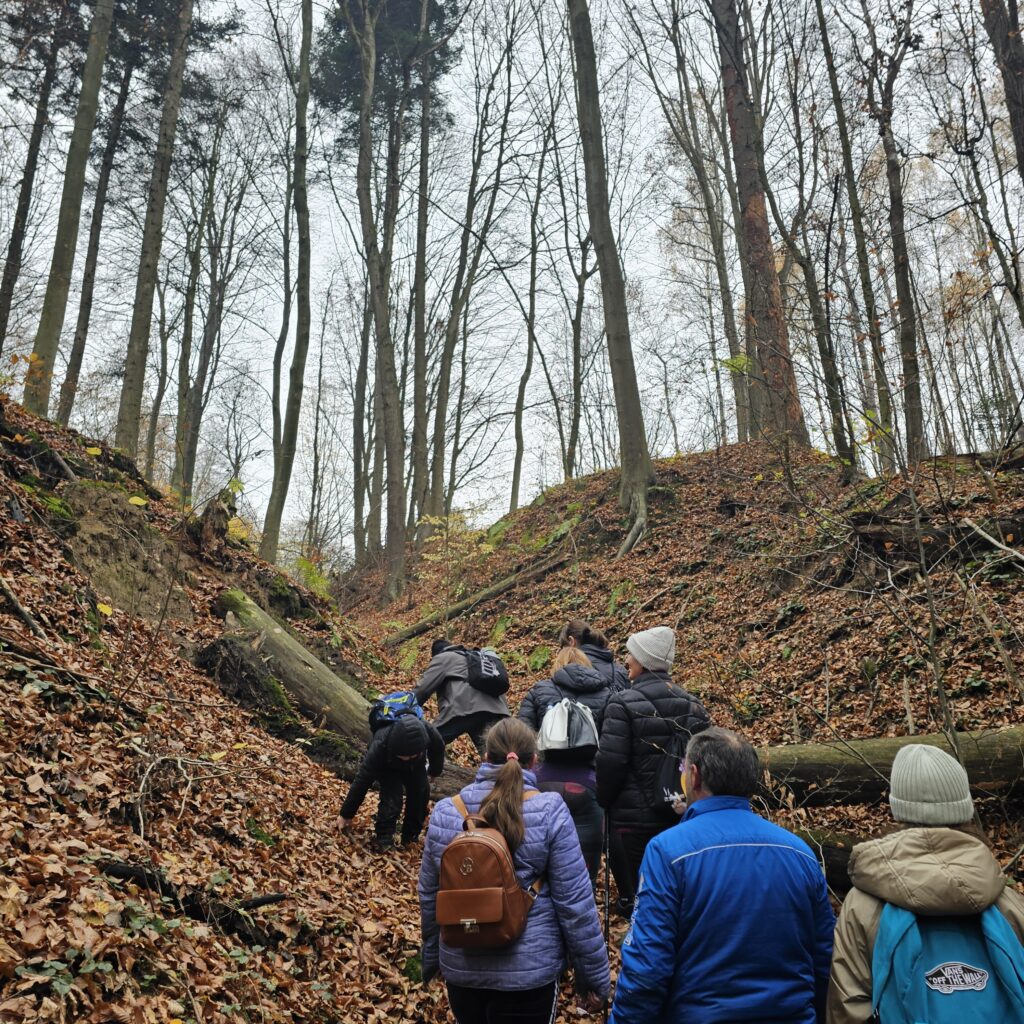Uczestnicy rajdu pieszego w jesiennych wąwozach Szczebrzeszyna