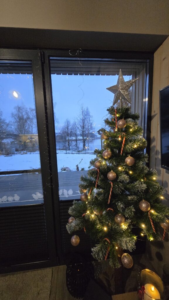 Spokojny wypoczynek w Kulikowie, blisko Roztocza, z przytulnymi wnętrzami i dekoracjami świątecznymi.